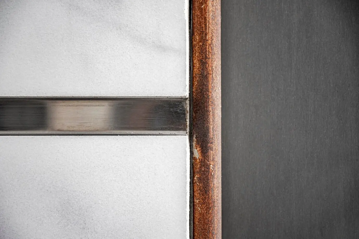 Moderne abstrakte Wand mit metallischem Hintergrund